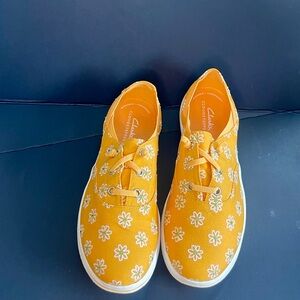 Clarks Daisy Sneakers size 7 wide